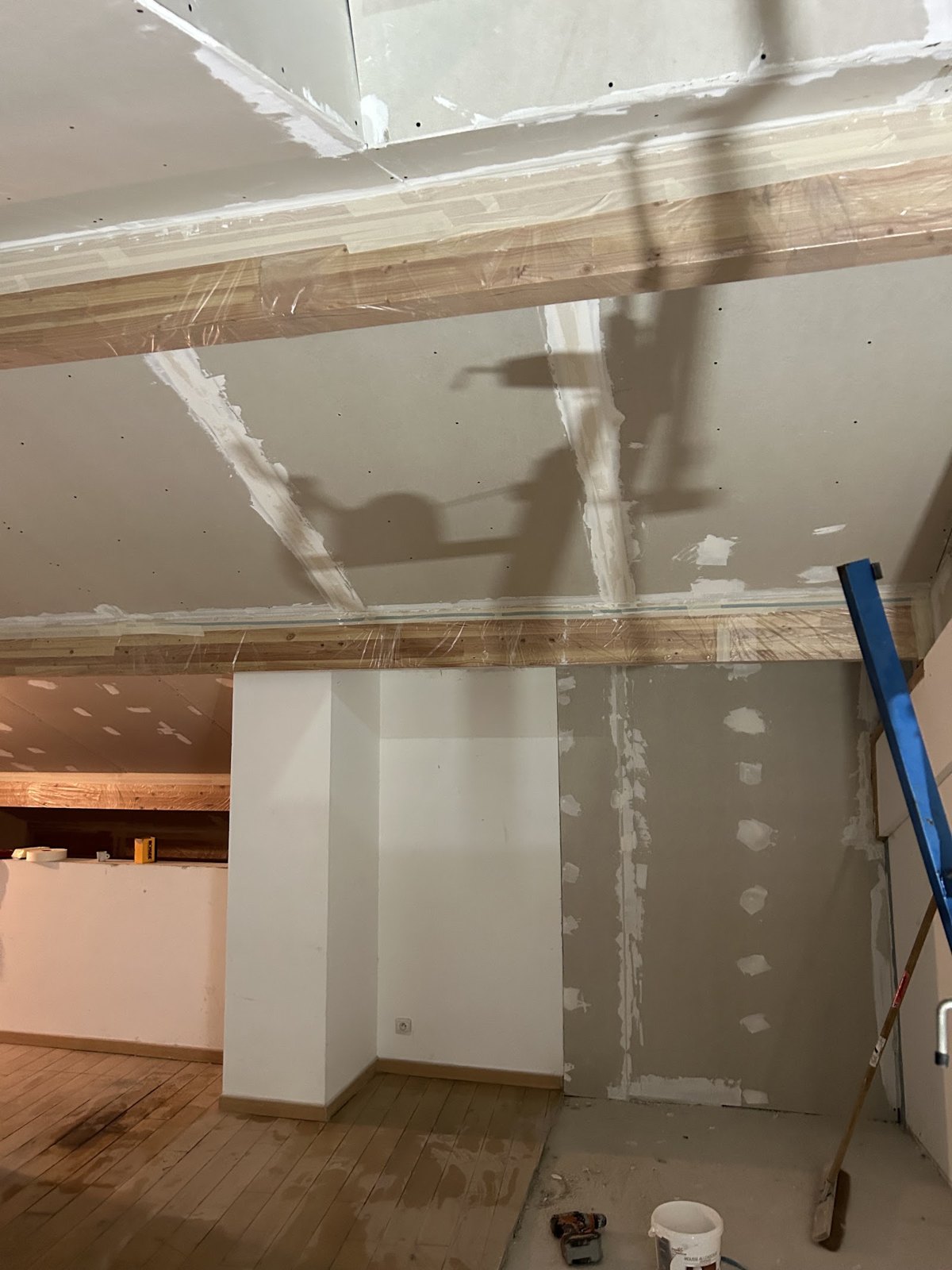Plafond en plaques de plâtre sous les rampants, bandes en cours