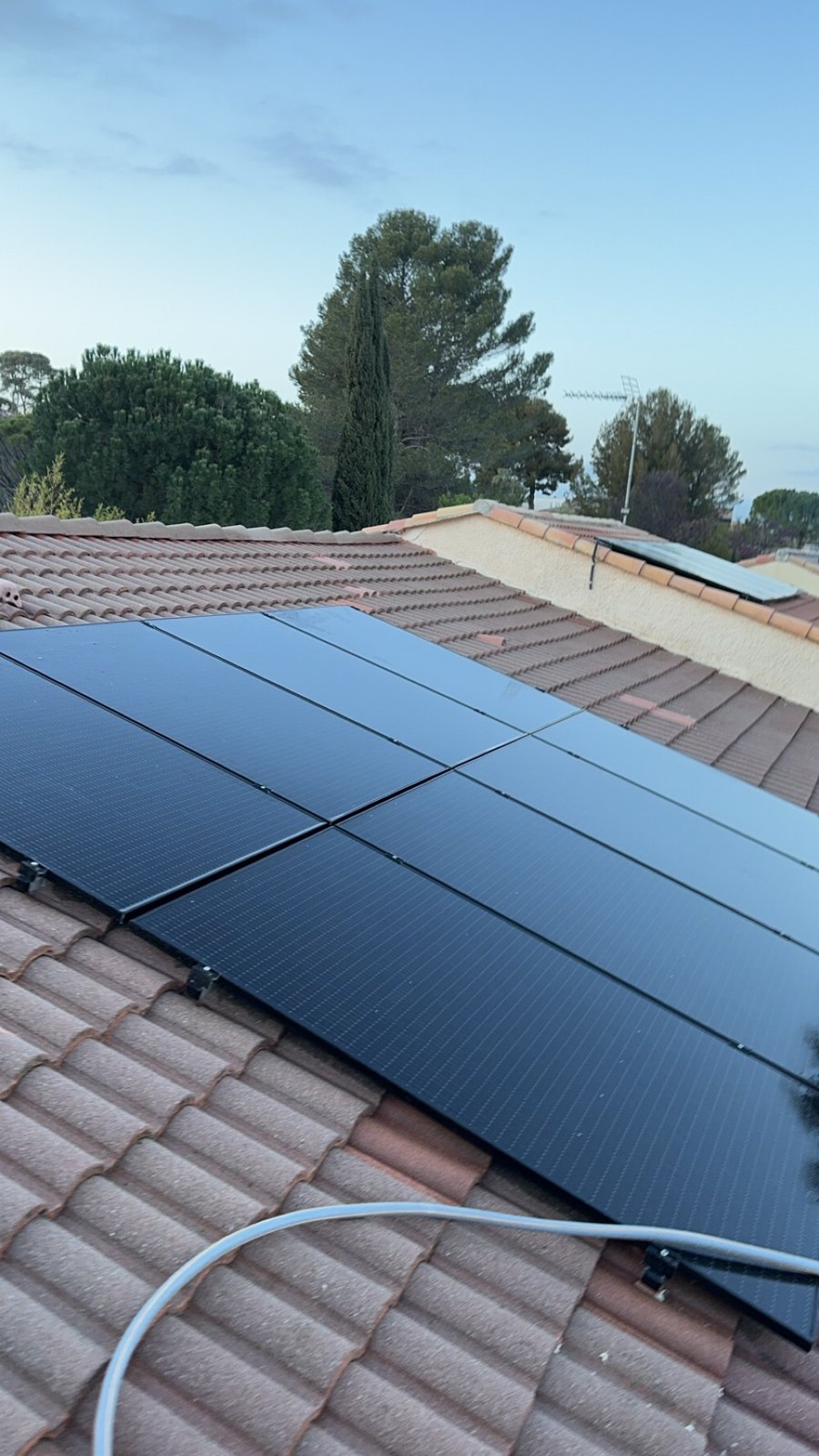 Panneaux solaires posés sur une toiture en tuiles