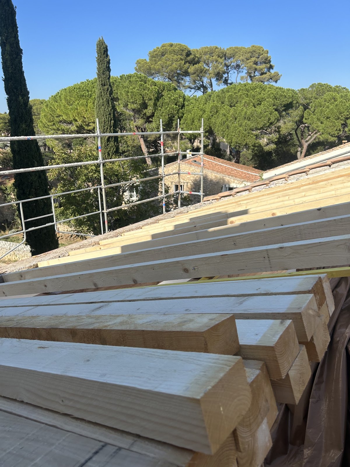 Poutres de charpente neuves sur le chantier