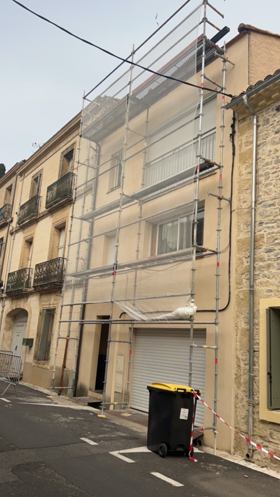 Façade sous échafaudage, travaux en cours